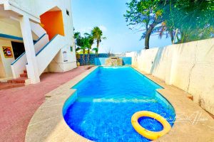 budget beach house ecr swimming pool